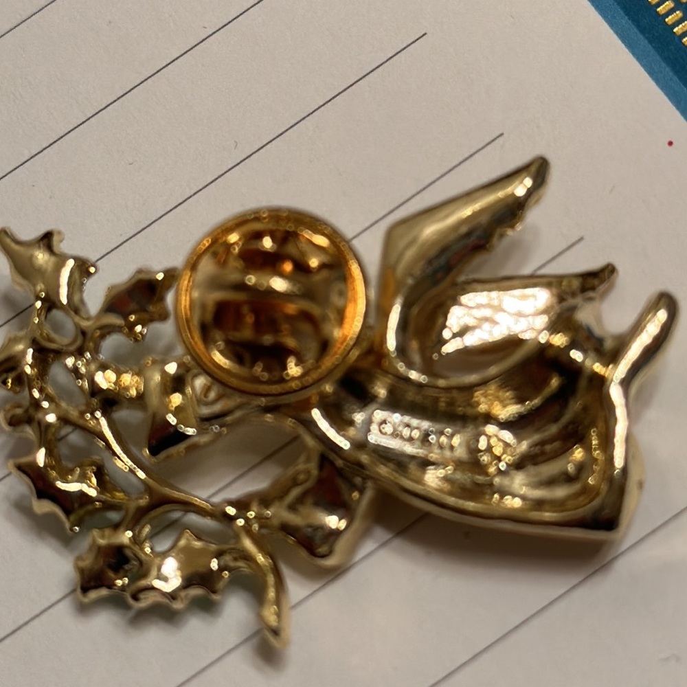 Angel brooch Grigio Gusti Vintage Angel holding enamel holly branch lapel pin - Picture 3 of 7